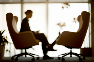 bureau-fauteuils-silhouette-flou-plantes