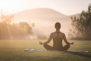 personne-yoga-herbe-lever-soleil