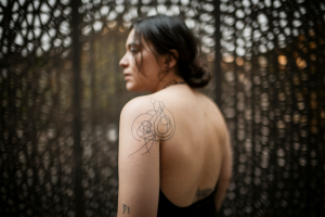 tatouage-bras-superieur-mur-motifs