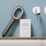 Peau qui tire, cheveux ternes : et si l'eau de la douche était en cause ?