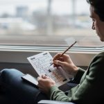 Le rituel anti-rumination de 90 secondes que personne ne t'a jamais donné : la grille de mots fléchés