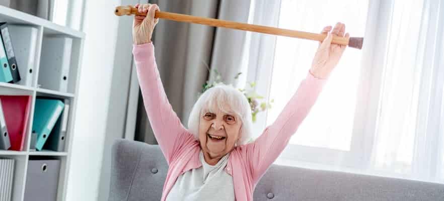 Mamie en forme sport à la maison