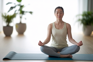 personne-meditation-tapis-fenetre