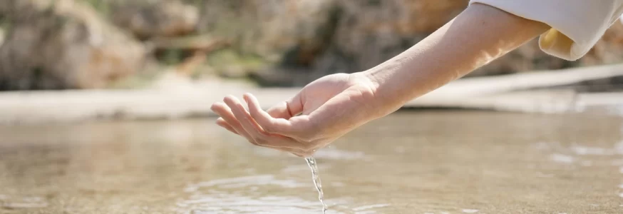 baptême la main qui bénit l'eau